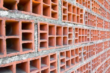 Hafif bölümler yapmak için kullanılan içi boş tuğlaile yapılmış tuğla duvar