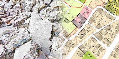 İnşaat alanındaki beton ve tuğla molozları, bir bina ve beton yapının yıkılmasından sonra - şehir haritası ve binaları ile kavram