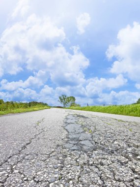 Asfalt yol yüzey arka plan aşınmış ve kırık eski hasarlı
