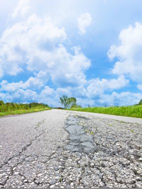 Asfalt yol yüzey arka plan aşınmış ve kırık eski hasarlı