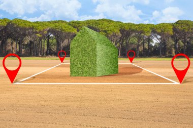 Arazi yönetimi - yeşil bir evi olan bir yerleşim bölgesinde inşaat ve konut altyapısı için boş bir araziye sahip emlak kavramı