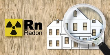 Evlerimizdeki radon gazı tehlikesi - elementlerin periyodik tablosu, radyoaktif uyarı sembolü ve büyüteçle görülen Amerikan ev silueti kavramı