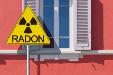 Evlerimizdeki RADON GAZETECİ - İkamet penceresine karşı tabela ile kavram