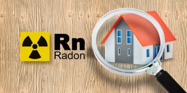 Evlerimizdeki radon gazı tehlikesi - elementlerin periyodik tablosu, radyoaktif uyarı sembolü ve büyüteçle görülen ev modeli kavramı