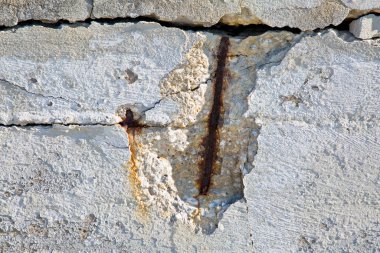 DAMAGED KONCRETE WALL - Aşınmış ve oksitlenmiş güçlendirilmiş çubuklar - Beton parçaları tehlikeli bir şekilde betondan ayrılır