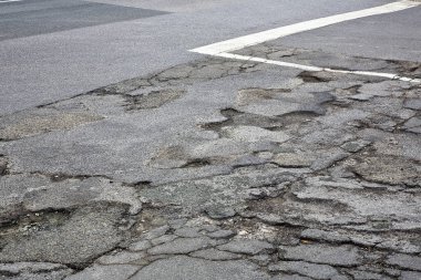 Eski bozuk, çatlak ve hasarlı asfalt yol - Sürücüler ve bisikletçiler için tehlike