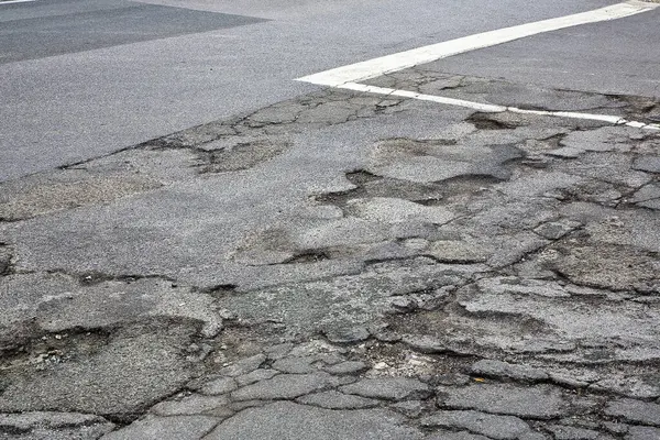 Eski bozuk, çatlak ve hasarlı asfalt yol - Sürücüler ve bisikletçiler için tehlike