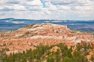 Utah 'taki Bryce Canyon Ulusal Parkı - dev bir doğal amfi tiyatrosu - Sunrise Point' ten kabadayılar adı verilen hassas ve renkli zirveleri olan - ABD