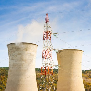 Toskana tepelerindeki elektrik pilonlu jeotermal enerji santrali (İtalya