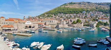 Tekneli DUBROVNIK MARINA VE TİYATİK 'İN eski duvarları - Hırvat kentsel silueti - (Ragusa Şehri - Avrupa - Hırvatistan) - Markalar ve markalar kaldırıldı, tanınmayan insanlar
