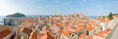 Medikal Dubrovnik - Tarihsel Duvarların Çaprazından Bakış - Dalmaçya 'nın ünlü kenti Ragusa City' nin eski şehir merkezinin kentsel ufuk çizgisi - Avrupa, Hırvatistan