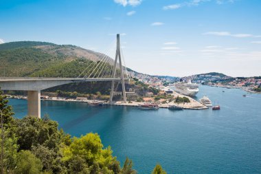 LUKA DUBROVNIK PORT with the FRANJO-TUDMAN köprüsü - Hırvat kentsel silueti - (Ragusa Şehri - Avrupa - Hırvatistan) - güçlendirilmiş beton sütunlar, çelik yapı ve kablo destekli yapı yapısına sahip köprü