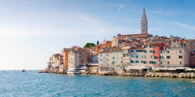 Medikal ROVINJ ŞEHRİ Tepesinde KİLİSESİ - Dalmaçya 'nın deniz manzaralı ünlü köyünün eski şehir merkezinin kentsel silueti - Avrupa, Hırvatistan