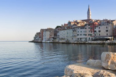 Medikal ROVINJ ŞEHRİ 'NİN SÜRENİ Zirvesinde kilise - Dalmaçya' nın ünlü köyünün eski şehir merkezinin kentsel ufuk çizgisi - Avrupa, Hırvatistan