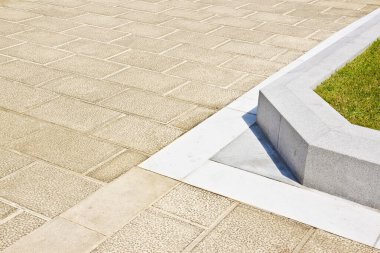 İtalyan yaya bölgesinde gri taş bloklarla oyulmuş yeni kaldırımlar.