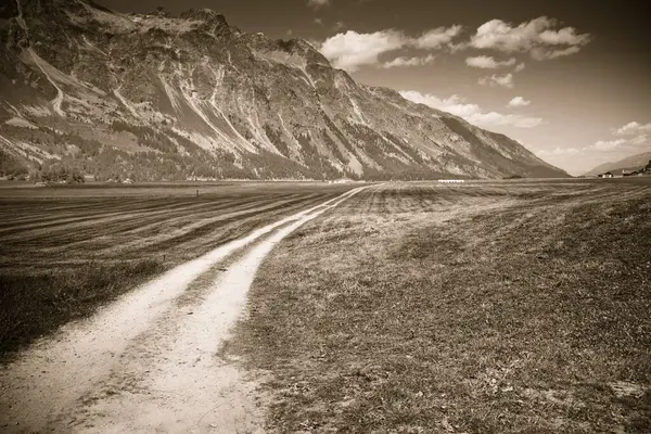 Yukarı Lokomotif Vadisi 'ndeki Sils Gölü çevresindeki manzara - İsviçre - Avrupa