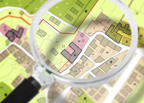 Şehir merkezlerinin, binaların, yolların, inşa edilebilir alanların ve kadastro arazisinin göstergelerinin yer aldığı Hayali Şehir Planı, şehir haritasına karşı büyüteçle yeni bir ev konsepti aranıyor 