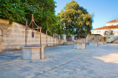Zadar şehrinin en ünlü meydanlarından biri olan Zadar Şehri 'ndeki 5 WELL' in tıbbi karesi - (Avrupa, Zadar, Hırvatistan)