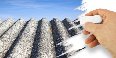 ASBESTOS GİRİŞ KONUŞMA Eski tehlikeli asbest çatı ve silgi ile el