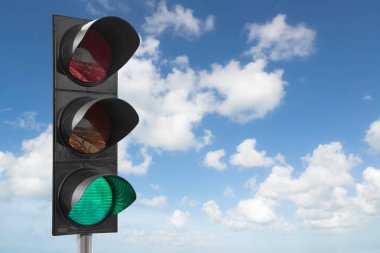 GREEN TRAFFFIC YAKINDA BİR KUTUL SKY BACKground - Kopya alanı ile gerçek fotoğrafçılık konsepti, yorumlama yok 