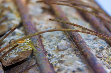 Tehlike, kanıt olarak demir parmaklıkları güçlendirerek beton elektrik direğini çatlatmış.