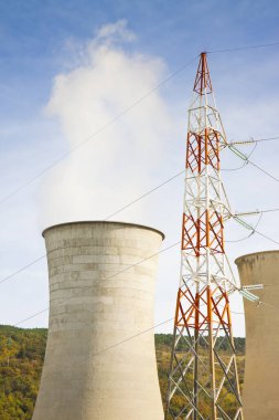 Toskana tepelerindeki elektrik pilonlu jeotermal enerji santrali (İtalya)