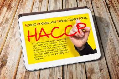 HACCP (Tehlikeli Analizler ve Kritik Kontrol Noktaları) - Gıda endüstrisi konseptinde Gıda Güvenliği ve Kalite Kontrolü Görüntü Dijital Tableti.