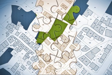 Bina inşaatı için ücretsiz yeşil arazili hayali kadastro bölge haritası. Yapboz şekilli binalar kavramı.