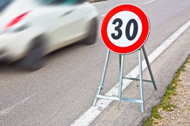 30 km / s 'lik hız limitli tabelalı ve hızlı bir öngörüsü olan kamusal yol.