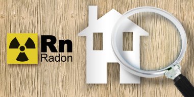 Evlerimizdeki radon gazı tehlikesi - elementlerin periyodik tablosu, radyoaktif uyarı sembolü ve büyüteçle görülen ev silueti kavramı.