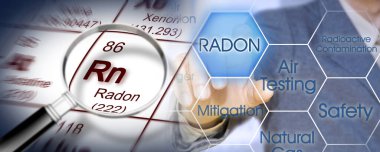 DANGEROUS NATURAL GAS RADON KONUŞUĞU - İşletme yöneticisi dijital ekran ve periyodik elementler tablosuna karşı simgeleri işaret ederek