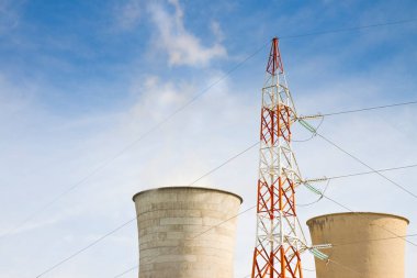 Toskana tepelerindeki elektrik pilonlu jeotermal enerji santrali (İtalya)