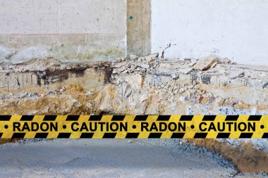 Radon gazı tehlikesine karşı eski bir tuğla binadaki VENTİLAN CRAWL uzayının KONUŞMASI İÇİN Hazırlanma Alanı - Uyarı işareti ile kavram