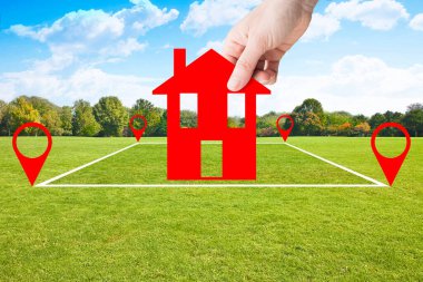 Arazi yönetimi - inşaat için boş arazi paketiyle birlikte emlak kavramı - konut kavramı satılık bir yerleşim bölgesinde küçük kırmızı bir ev tutmak