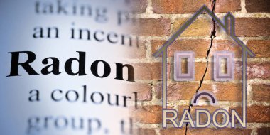 Evlerimizdeki radon gazı tehlikesi. Radon metni olan küçük bir evde hasarlı tuğla duvar ve tehlikeli radon gazı tanımı.