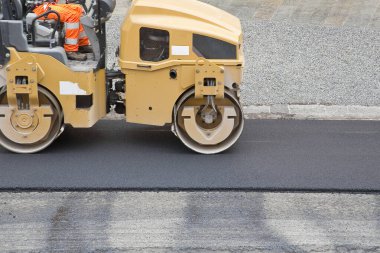 BİR ŞEHİRİN YENİ TARMAC YAPIŞMASI İSTİYOR - Yol silindiri makineleriyle kavram