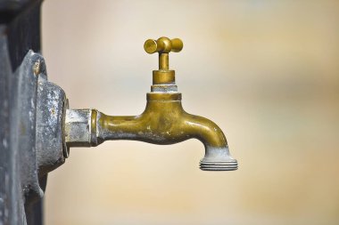 Eski su fırçaları, bulanık bir arka planda izole edilmiş oksidasyon ve aşınma izleri ile dolu. Konunun etrafında boş alan olan yumuşak ışıklandırma, kopyalama alanı için ideal