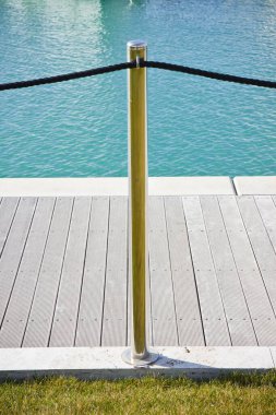 Mavi backgrpund izole siyah iple metal direk