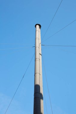 Metal kablolarla desteklenen, rüzgarın hareketine karşı dumanla boşaltma için yüksek metrolü