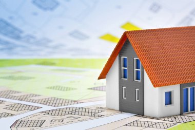 Yeni ev ve boş arazi inşaat endüstrisi konsepti, konut binası ve hayali kadastro haritası. 