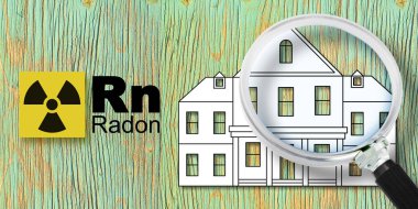 Evlerimizdeki radon gazı tehlikesi - elementlerin periyodik tablosu, radyoaktif uyarı sembolü ve büyüteçle görülen Amerikan ev silueti kavramı