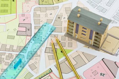 Hayali kadastro haritası ve kadastro parselleri, şehir merkezleri, boş arazi arazileri ve konut binaları içeren genel şehir planı