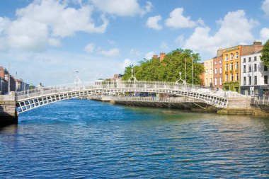 İRELAND - Dublinin en ünlü köprüsü geçiş ücreti yüzünden Yarım Penny Köprüsü olarak adlandırıldı - tanınan kimse yok, görünür marka yok