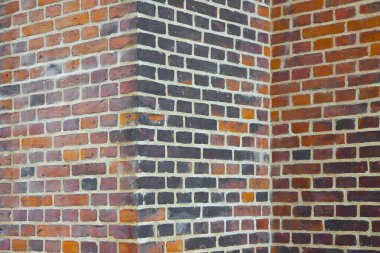 VARIED KIRMIZI, ORANGE VE DARK BROWN BRICKS 'NİN YAŞIK BÖLÜMÜ BÖLGESİ, eski moda dokuları ve yıpranmış mimari yapısını gözler önüne seriyor.