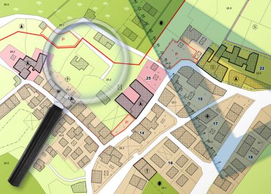 Plastik set kare ve büyüteç hayali bir Şehir Planı üzerine - not: harita tamamen icat edilmiş ve gerçek bir yeri temsil etmiyor