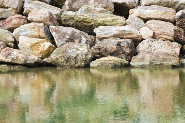 İstinat dalgakıran duvar ile taş kayalar