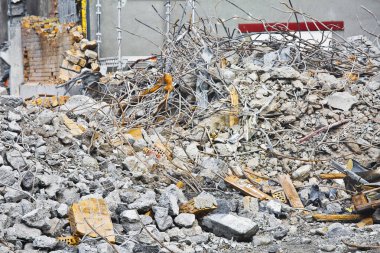 Binanın yıkımından, molozlardan, betondan, molozlardan ve metal parmaklıklardan oluşan inşaat alanının yeniden yapılandırılmasından sonra MUTLU VE METAL BARLARI BATLARI OLACAK