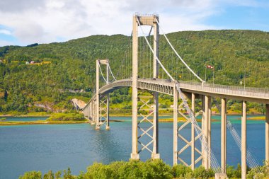 Contrin Vadisi 'ndeki San Nicol Sığınağı' nın arka planında Trentino Alto Adige, İtalya.