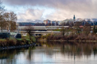 Villach ve Der Drau 'daki nehir manzarası. Yüksek kalite fotoğraf