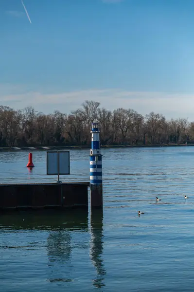 Loerrach Almanya yakınlarındaki Ren Nehri. Yüksek kalite fotoğraf